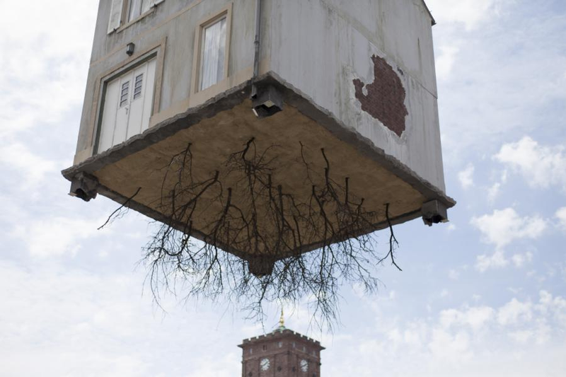 Illustration for article titled This House Dangling From a Construction Crane Is Art, Not an Accident